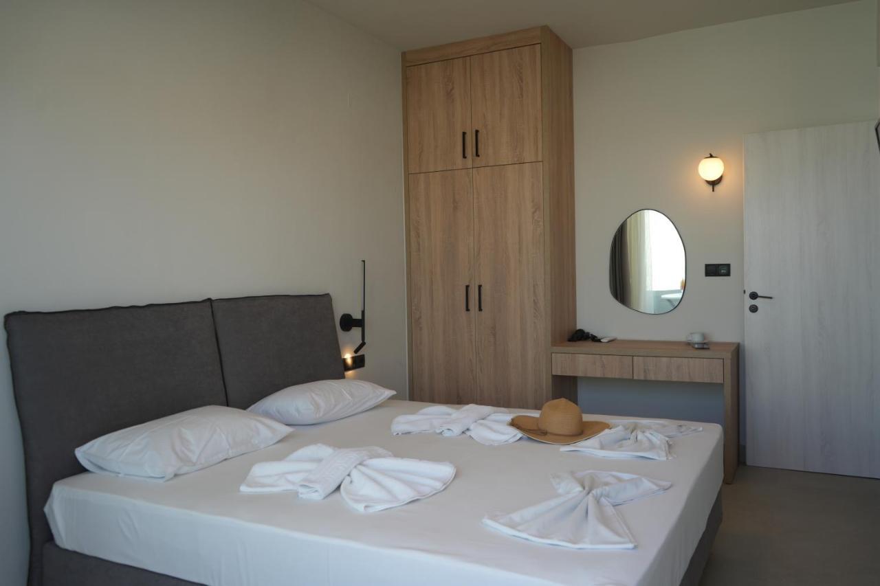 Hotel Kathrin Beach Adelianos Kampos Exteriör bild
